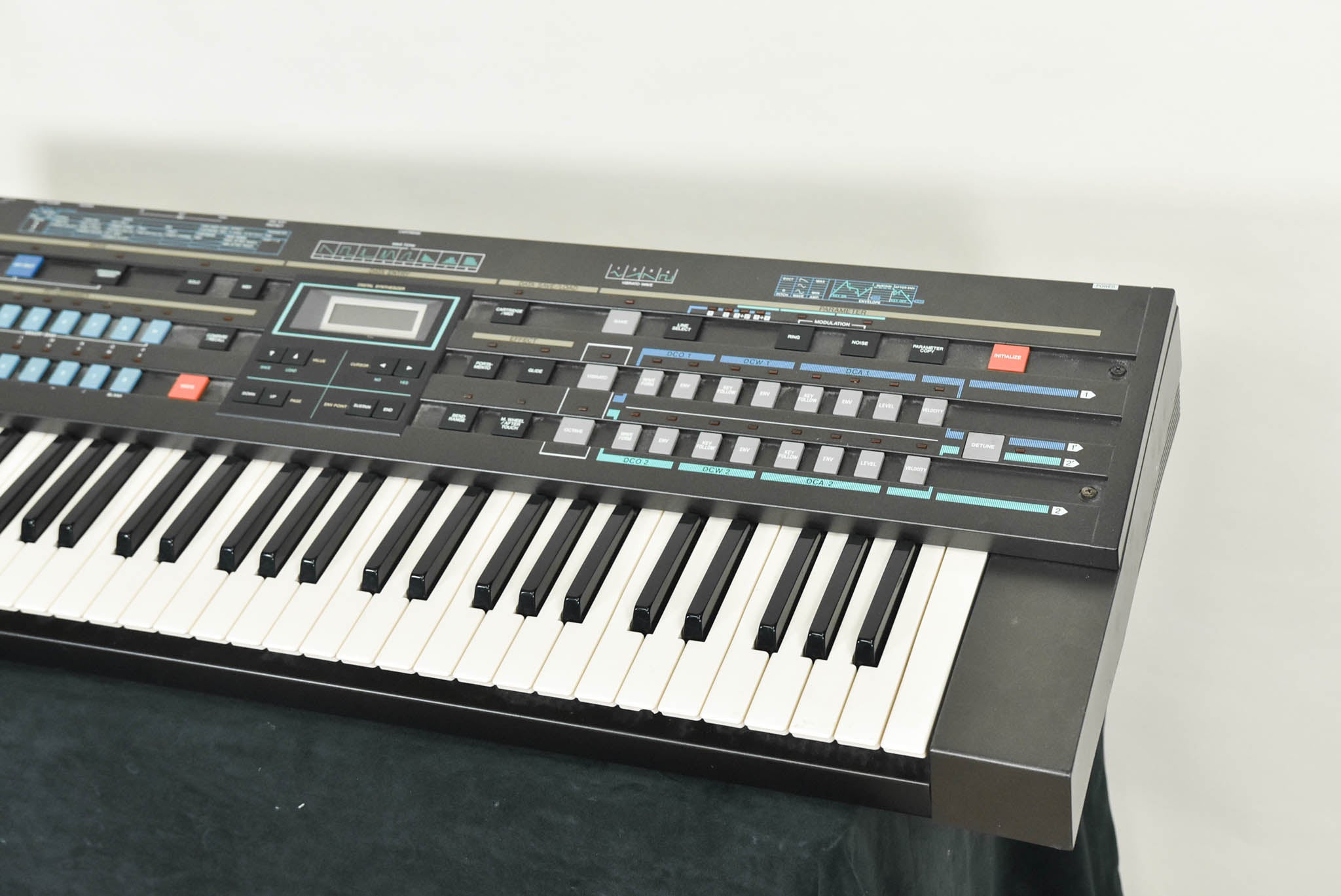 Casio CZ-1 61-Key Keyboard Synthesizer with Carrying Case CG006Q7