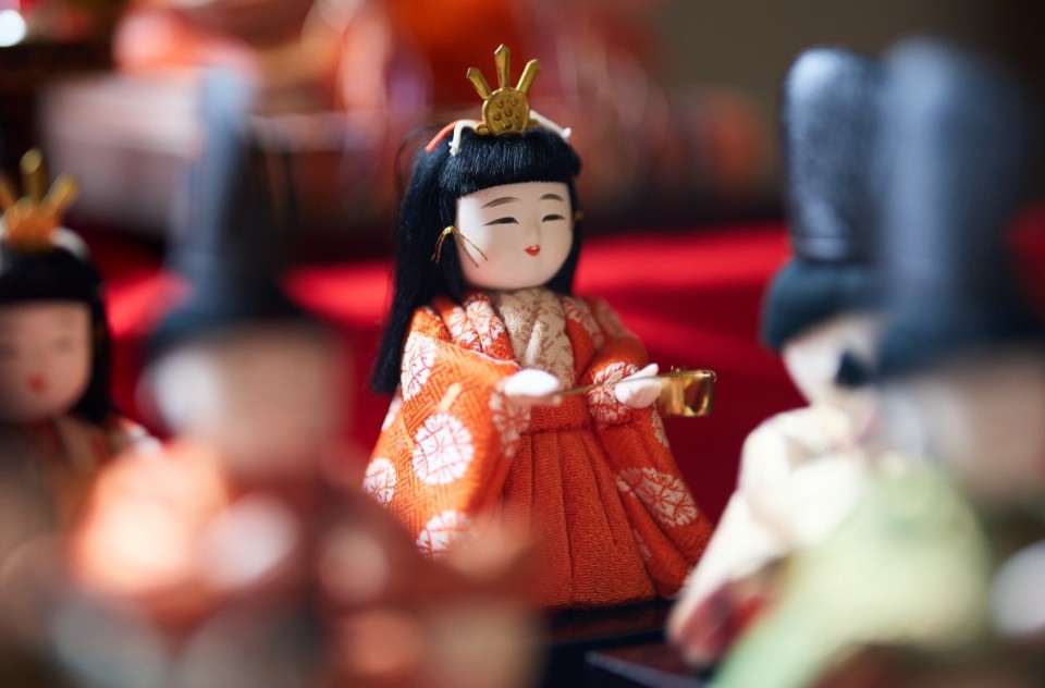 日本の「伝統人形」と「こけし」とは？歴史、種類、特徴で知る職人技の世界