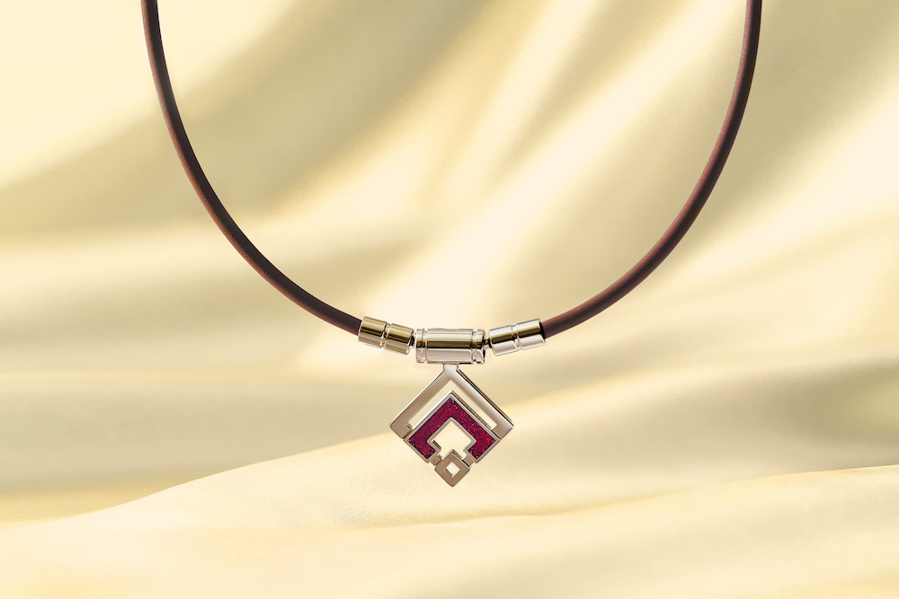 繊細でエレガントなデザイン 医療機器「TAO ネックレス スリム ARAN