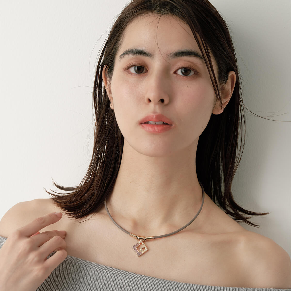 医療機器「コラントッテ TAO ネックレス スリム AURA mini」に女性に