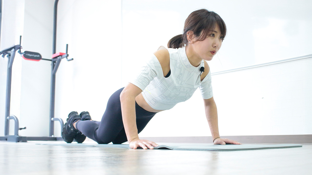 8分で限界】腕と胸をデカくする腕立て伏せ！自宅でできる上半身の