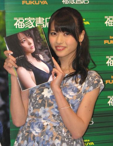 ℃-ute矢島舞美、写真集で大人っぽい表情も、内面は幼くなった
