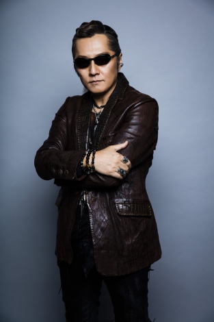 石井竜也、歌手・映画監督・芸術家……30年続けられた秘訣とは