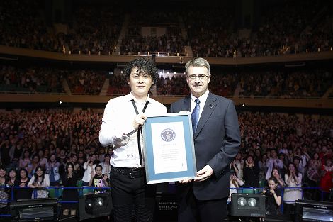 河村隆一、6時間半・104曲熱唱でギネス記録認定 | オリコンニュース