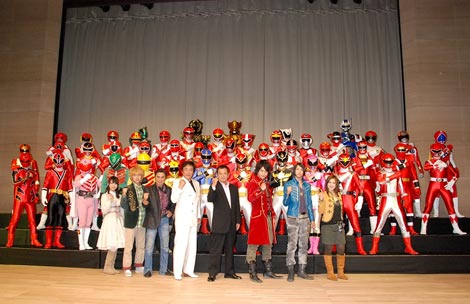 歴代の戦隊ヒーロー52人が大集結 新旧レッドが顔合わせ | オリコン