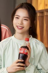 NiziU、MAYUKA誕生日サプライズが「コカ・コーラ」新CMに 新曲に乗せて