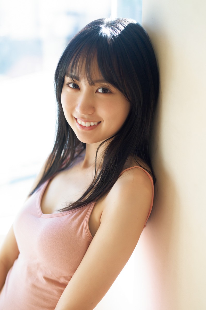 乃木坂46賀喜遥香、ピンクのキャミソール姿披露 『TRIANGLE magazine