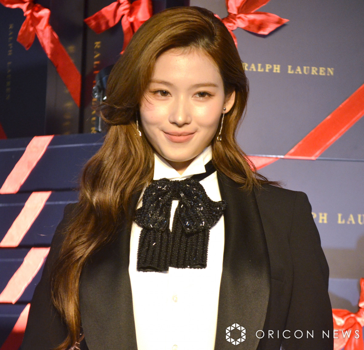 TWICE・SANA、艷やかなタキシードコーデで表参道に降臨 2024年振り返り