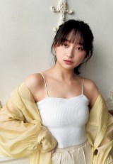 影山優佳、美脚＆圧巻デコルテ披露 『ヤンジャン』表紙＆グラビアで