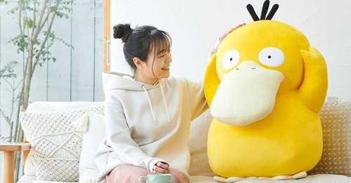 ポケモン』等身大コダックぬいぐるみ受注開始 全長80センチの存在感で
