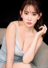 小嶋陽菜、輝き放つ最新最強のセクシーグラビア 大ヒット写真集の特別