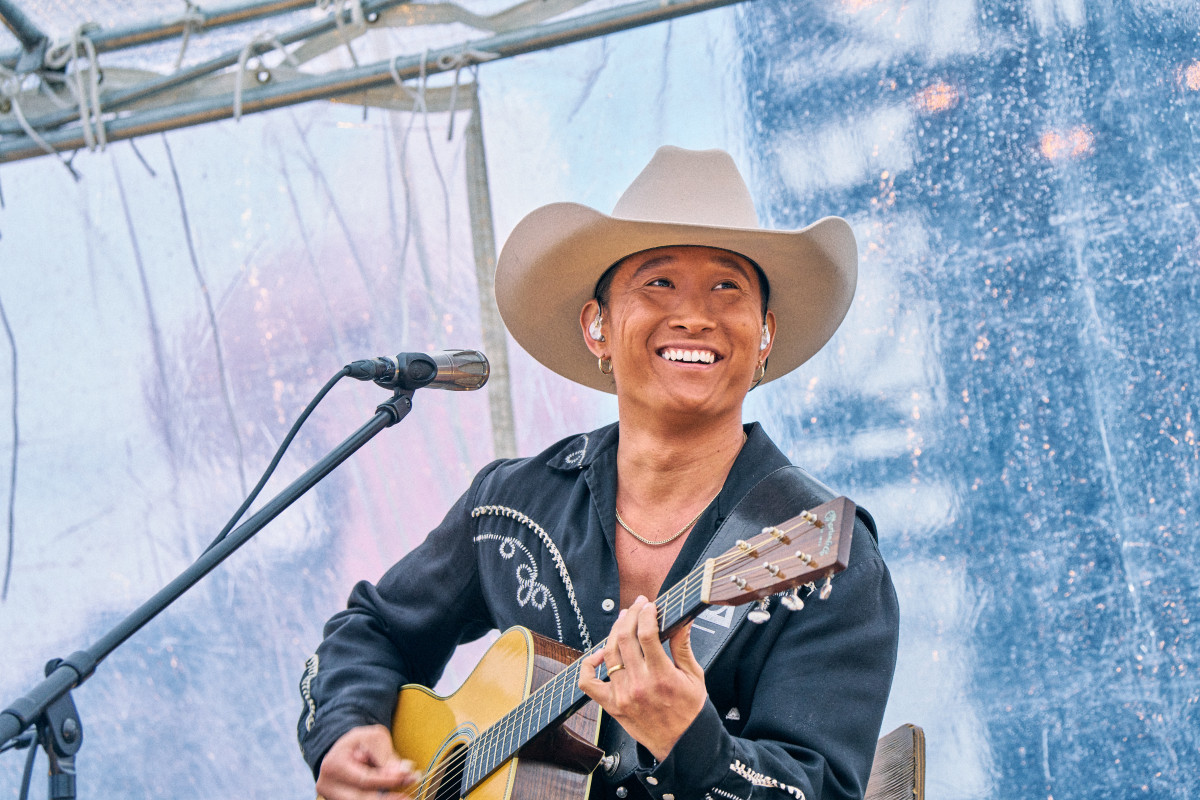 平井大が今年もビーチに 波の音や海風を感じながらの“特別な弾き語り