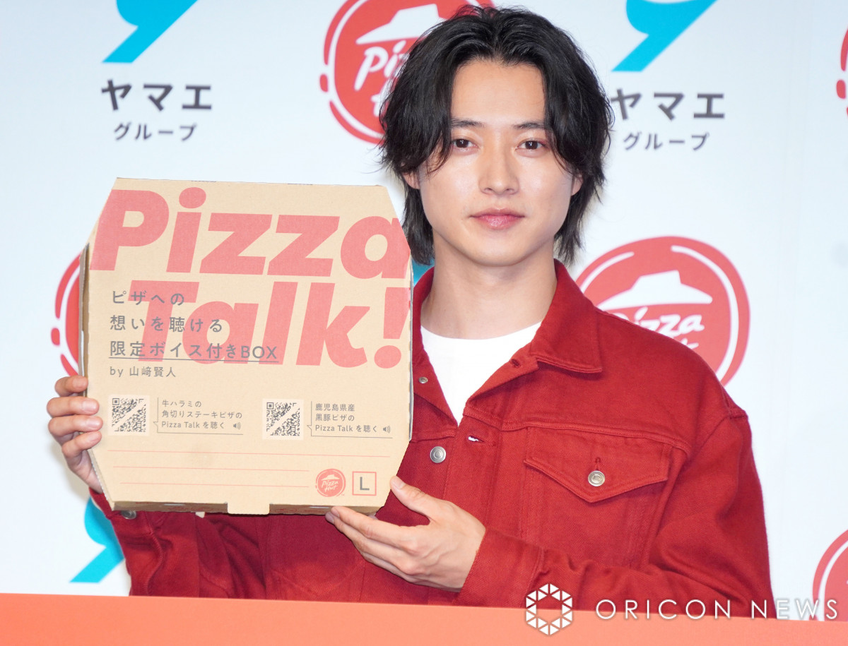 山崎賢人、食レポでおちゃめな一面 マイク通さず司会からツッコミ