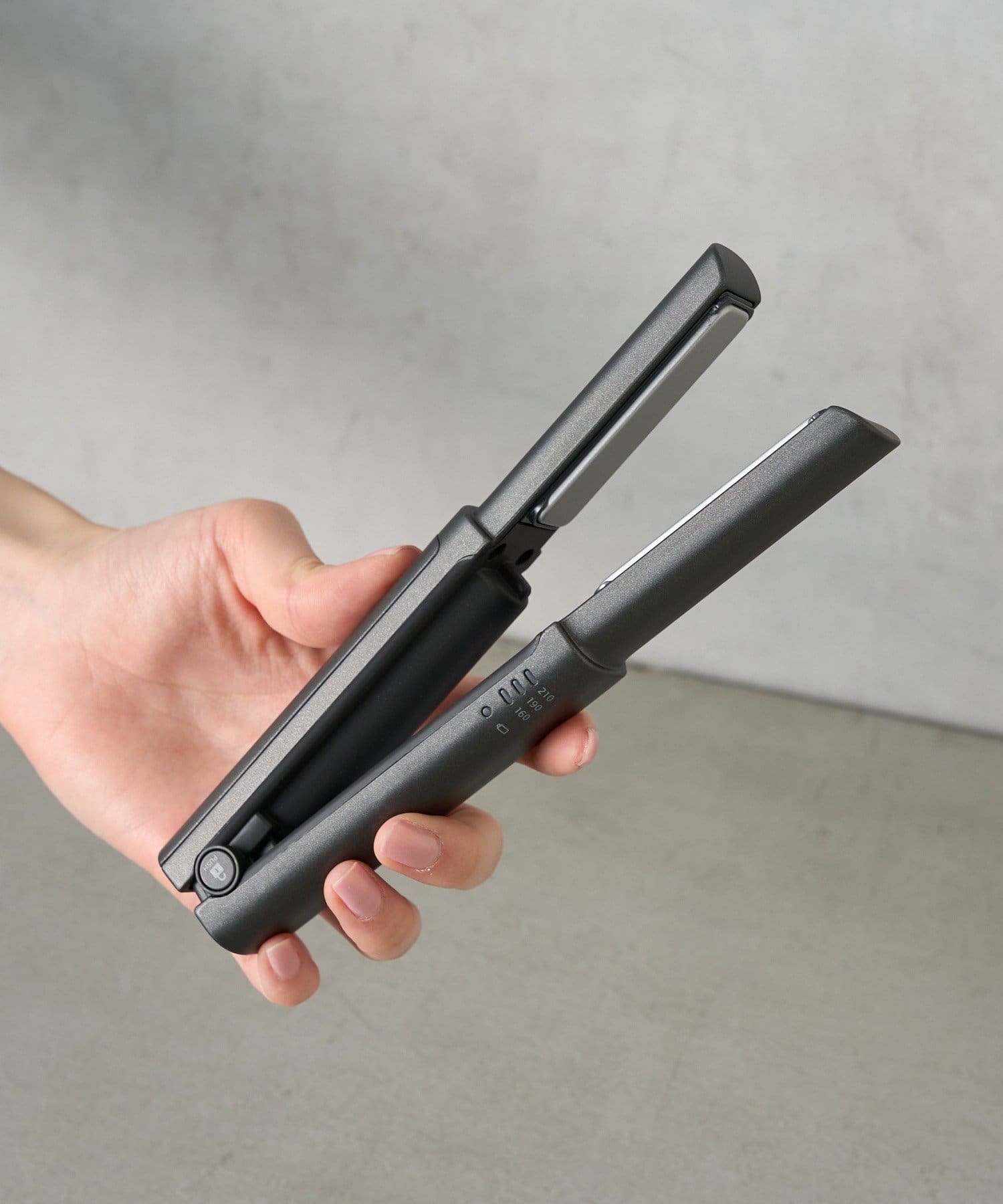 コードレスモバイルヘアアイロン 充電式コンパクト | BIRTHDAY BAR