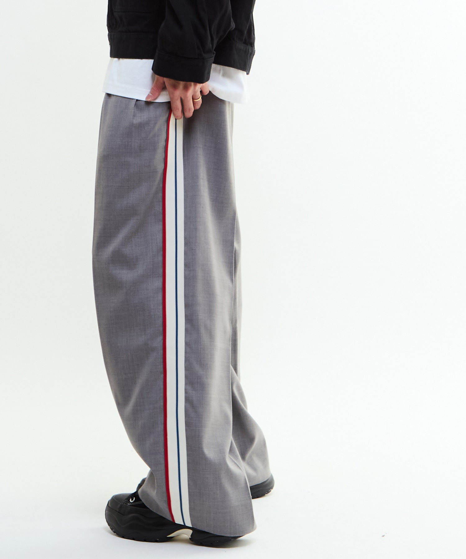 SIDE LINE WIDE SLACKS｜CONVERSE TOKYO (コンバーストウキョウ) 公式