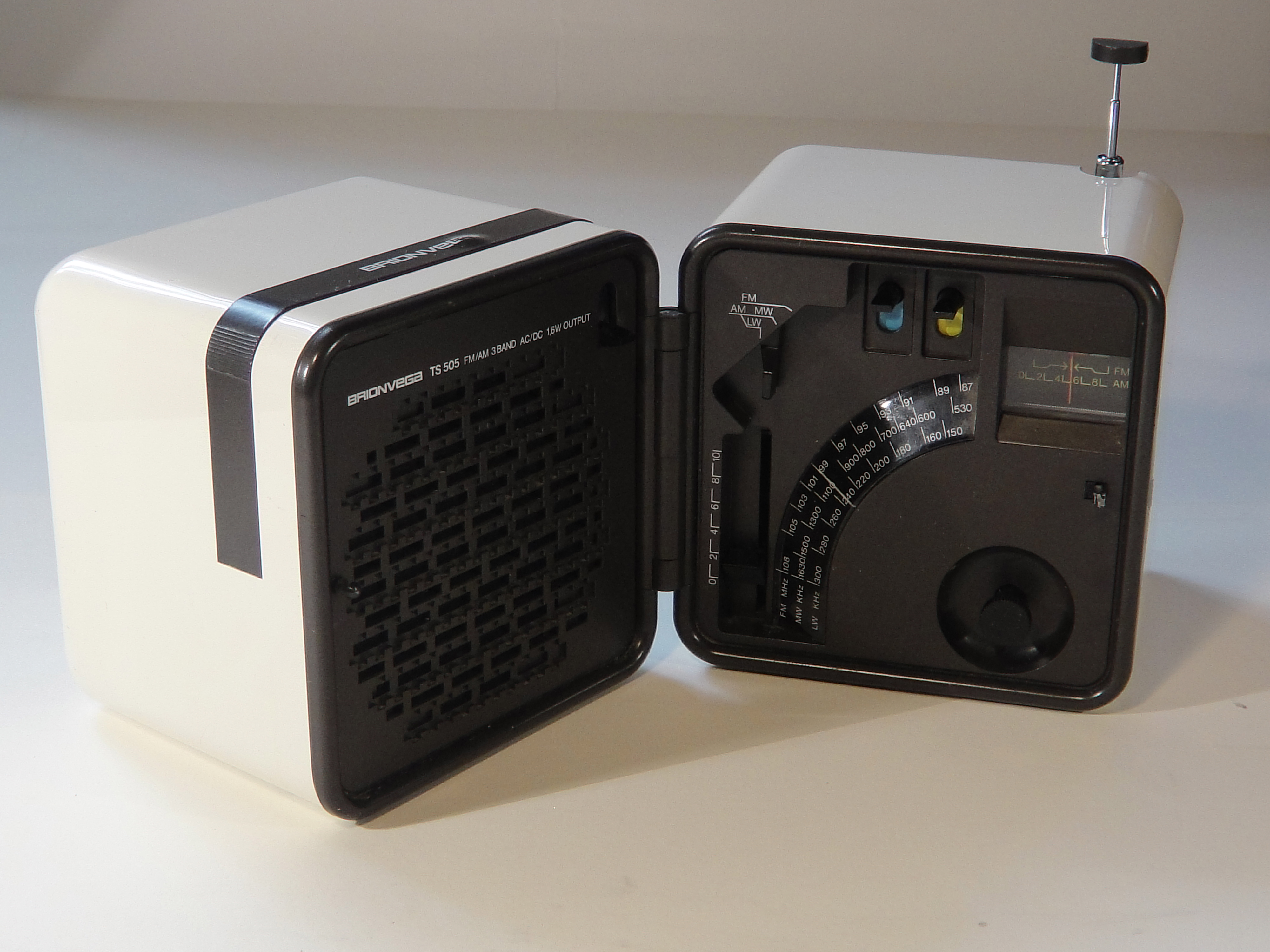 Brionvega “Radio Cubo” TS-505 – coolectablesdesigns
