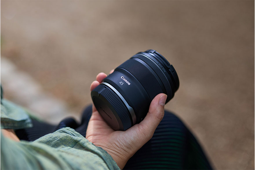 大口径標準単焦点レンズ“RF45mm F1.2 STM”を発売 開放F値1.2による