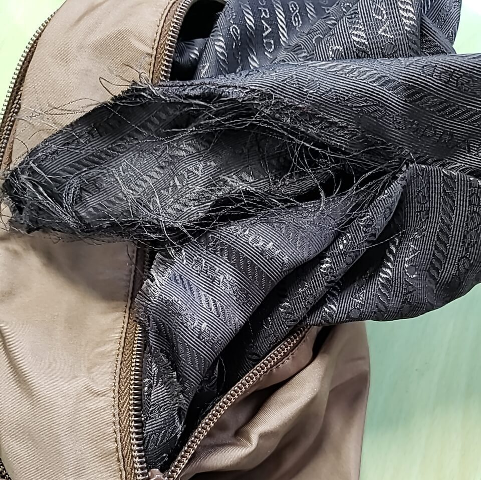 プラダ(PRADA) ナイロンショルダーバッグ・内袋破れ補修 | 鞄修理専門