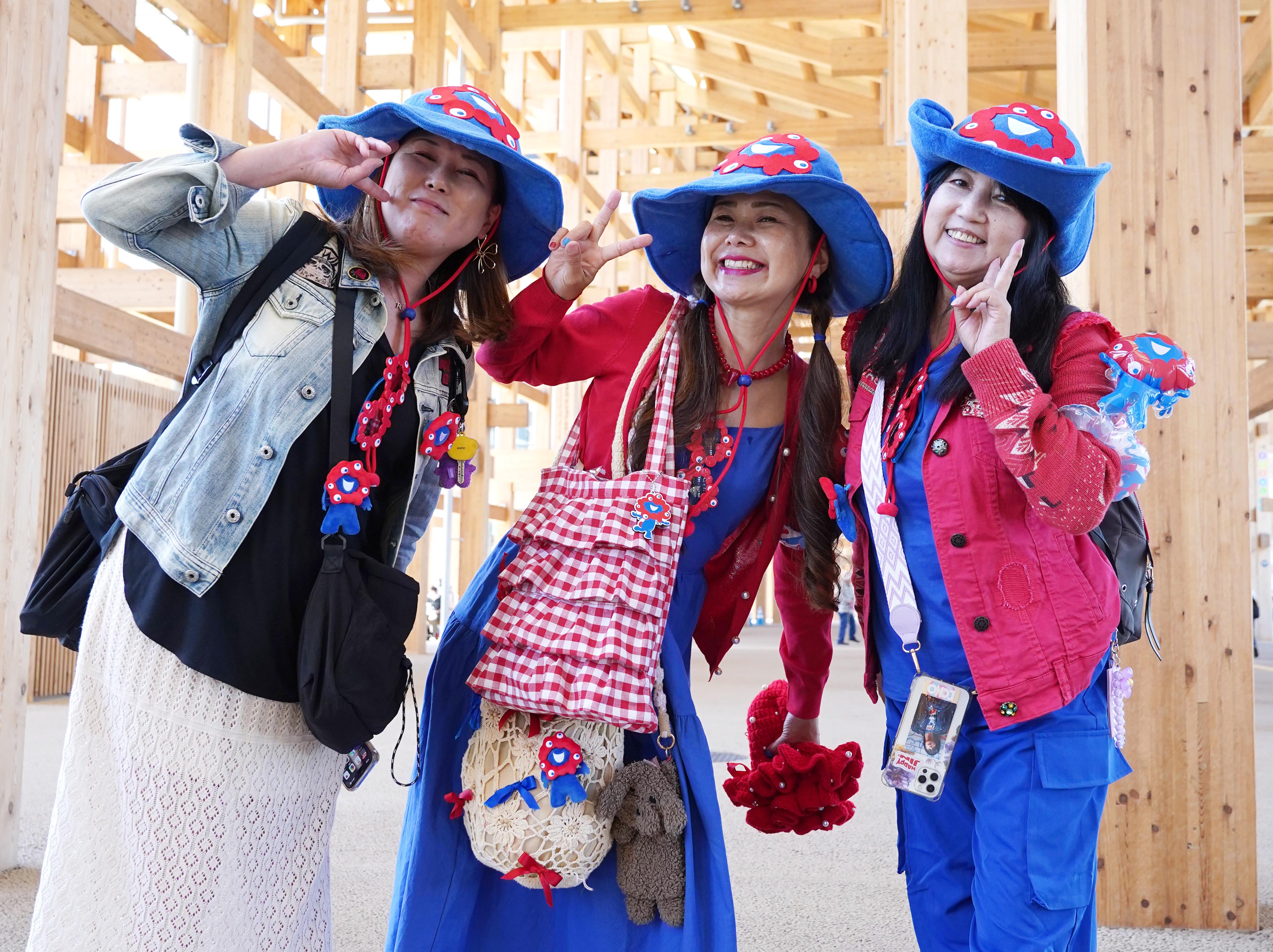 まるで万博を楽しむミャクミャク様？ お揃いワンピやネイル…来場者の