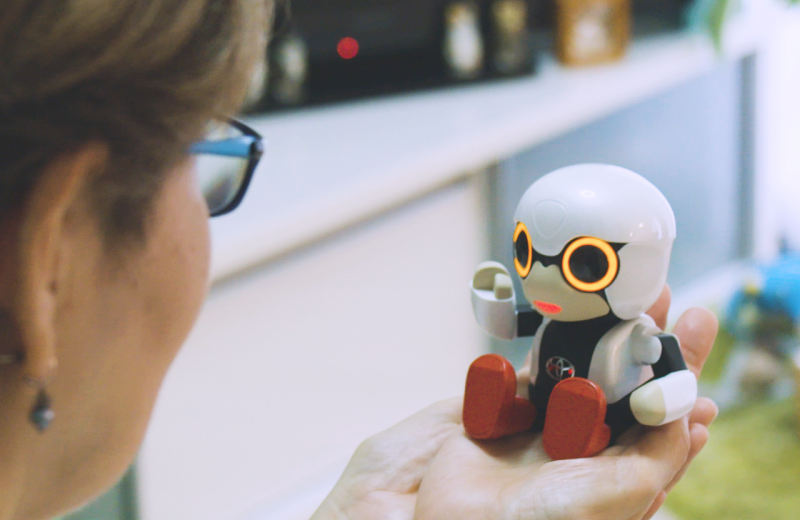寄り添い心通うパートナーロボット「KIROBO mini」をトヨタが全国発売