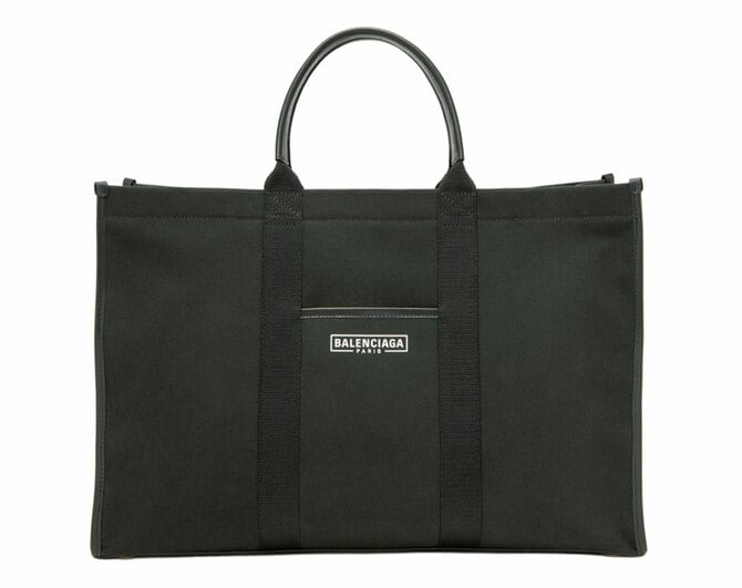 バレンシアガのキャンバストートバッグ ノートパソコンが入るサイズも！