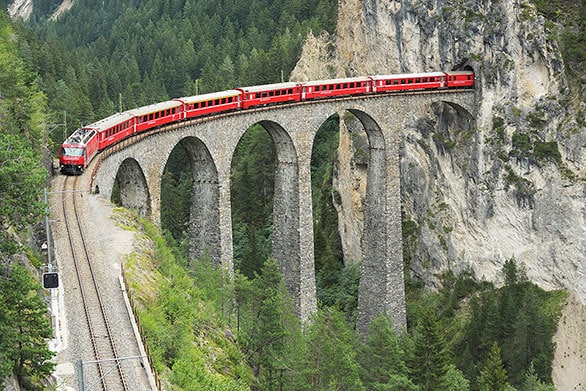スイスの峡谷に架けられた あまりにも優雅な石造りの鉄道橋 | 今日の絶景