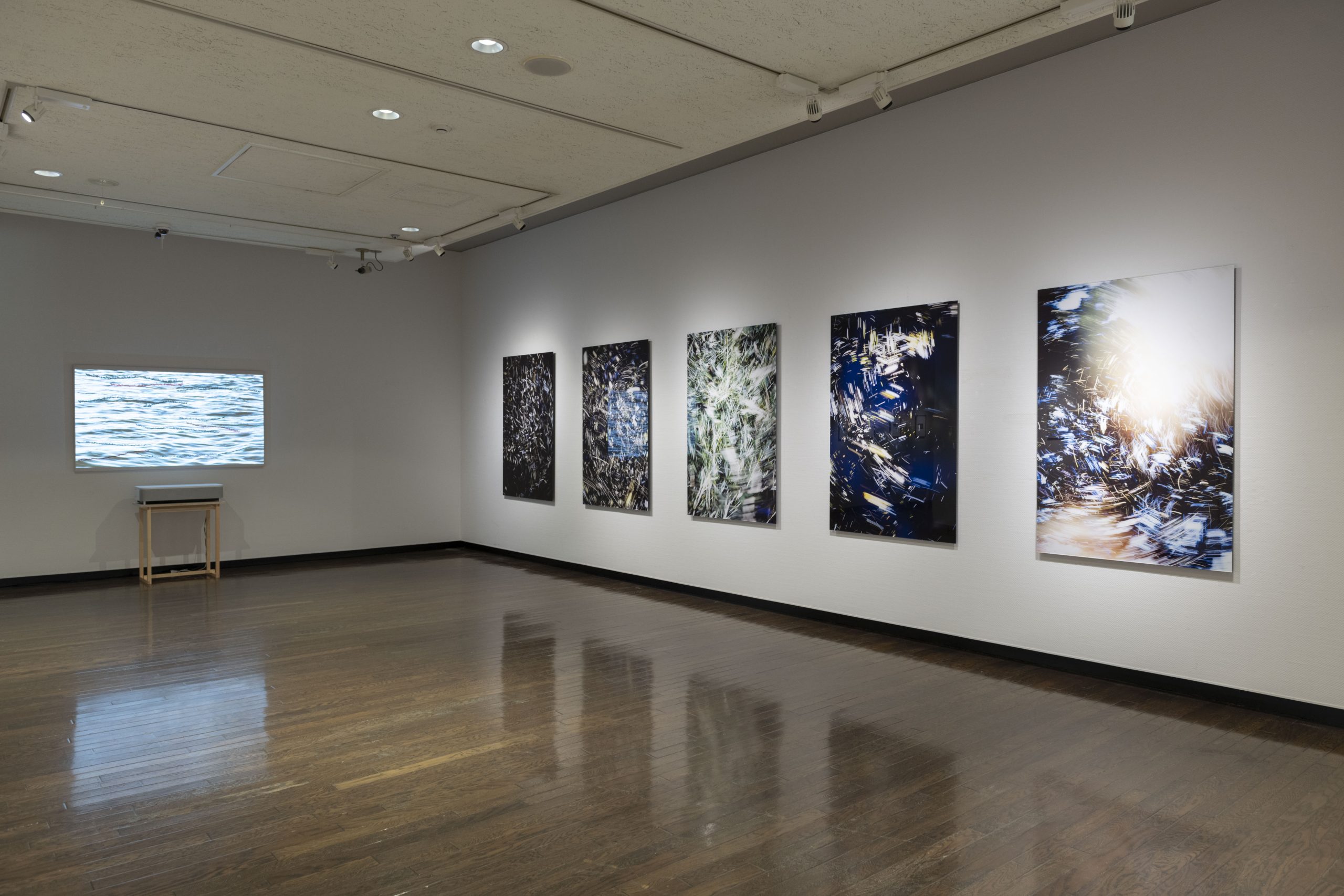 オリジナルと複製、公と私が無限に反転する世界に、新たな可能性を拓く