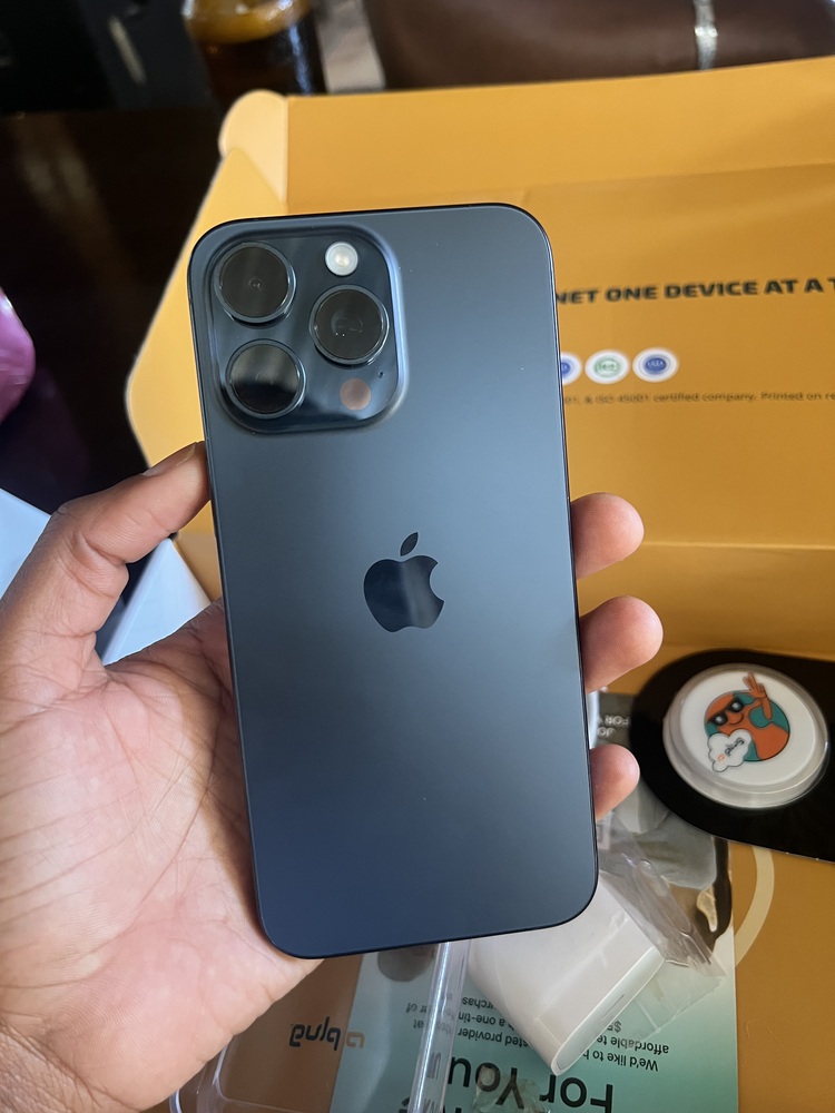 iPhone 15 Pro Black Titanium 256GB (Unlocked) – Plug