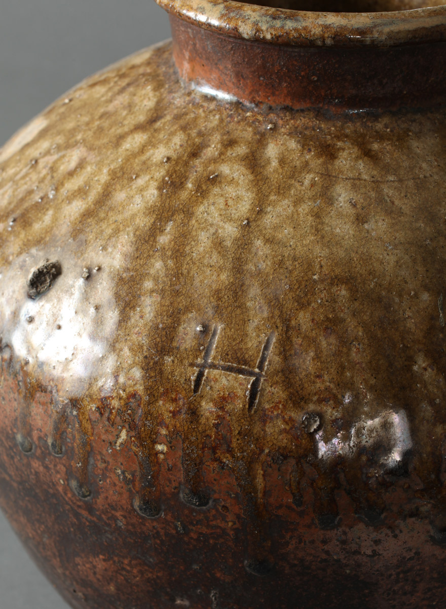 古越前 壺 手印あり by 作者不明 | Art Scenes アートシーンズ