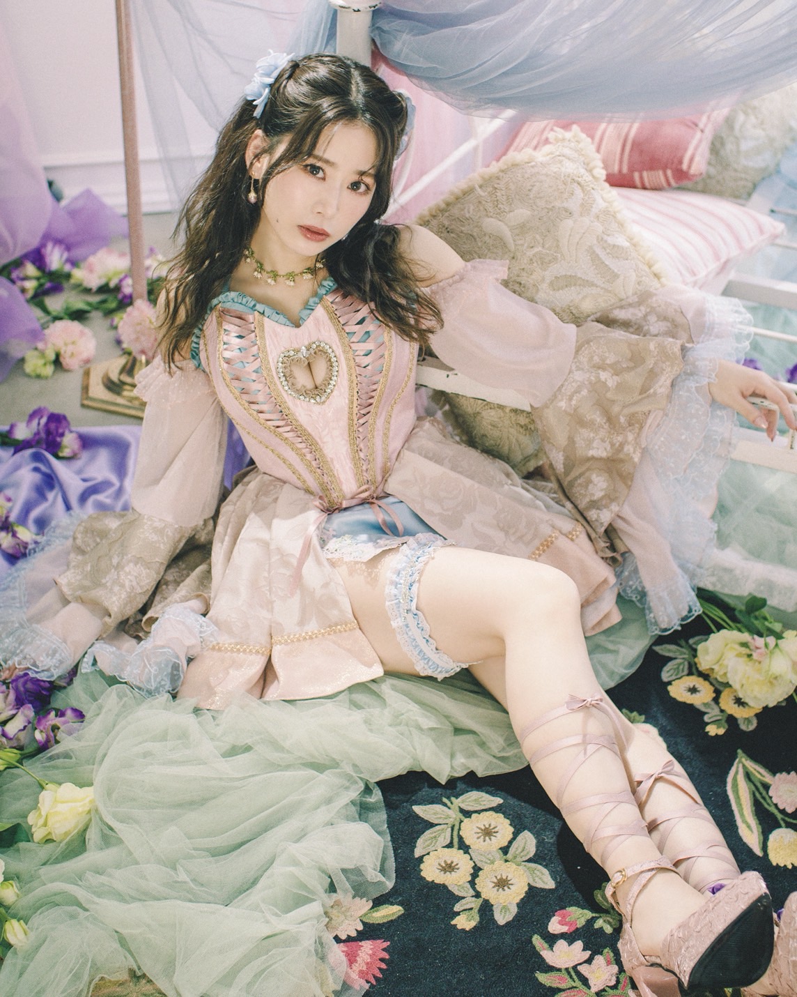 10thSg「迷っちゃうわ」のソロアーティスト写真が解禁