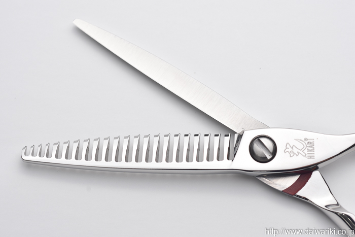 フェードのぼかしにも通常の質感調整にも使える万能シザー「ヒカリ