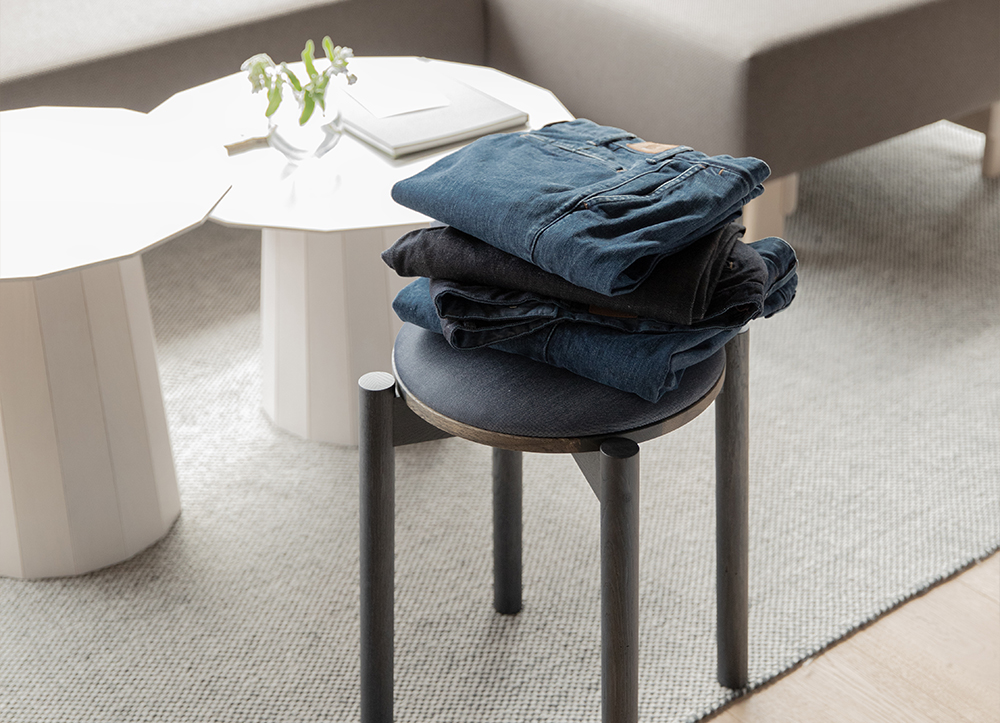 日本初、カリモク家具が手掛けたアップサイクル木製スツール