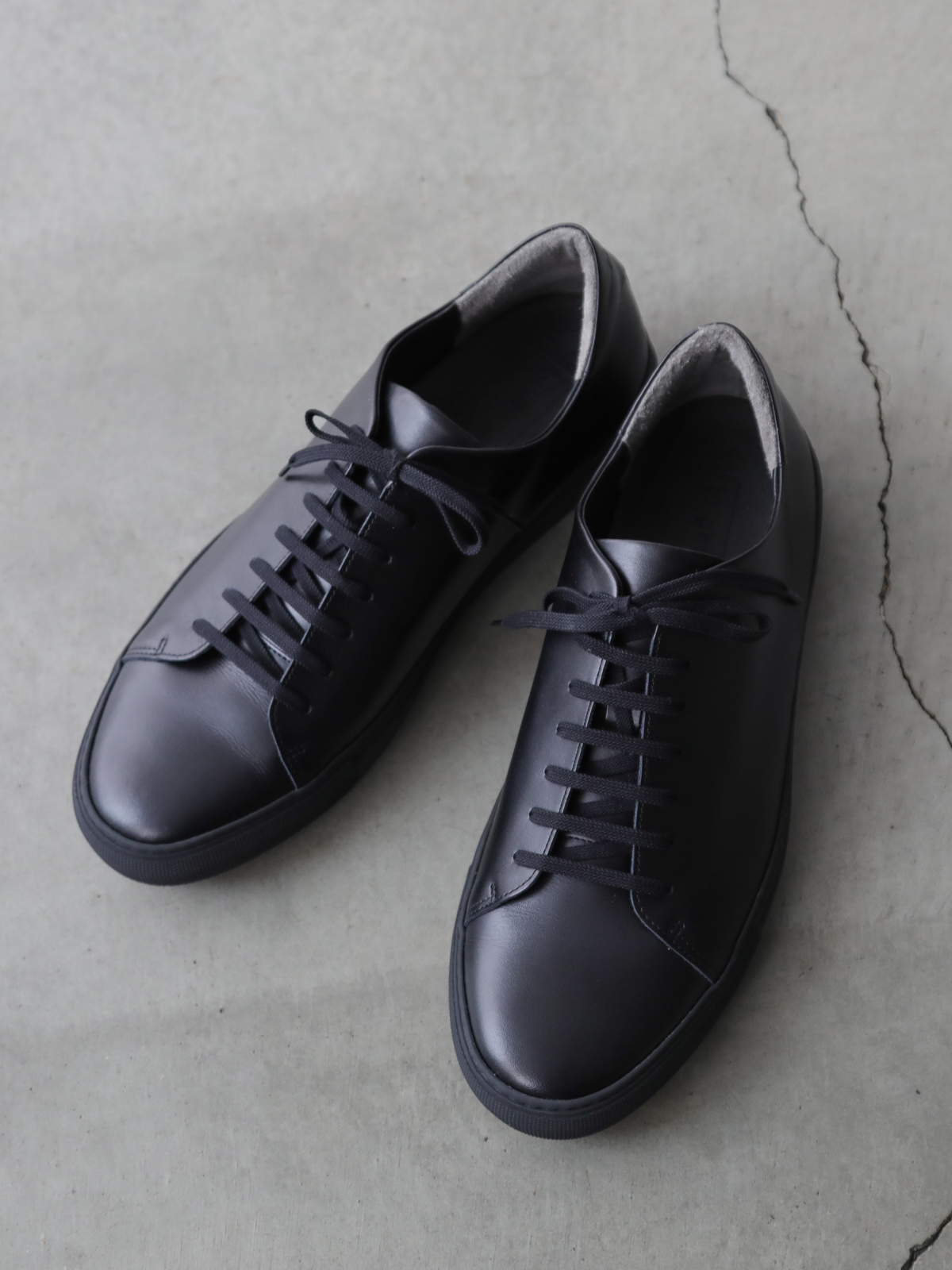 ブライトウェイ ドレス仕立てのレザースニーカー (MEN)/オールブラック