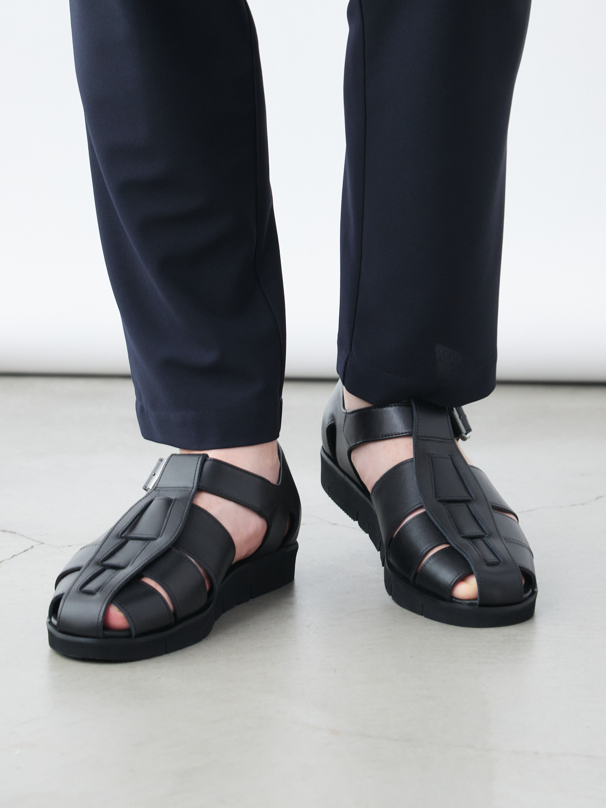 ドレス仕立てのレザーグルカサンダル/ブラック | Factelier (ファクトリエ)