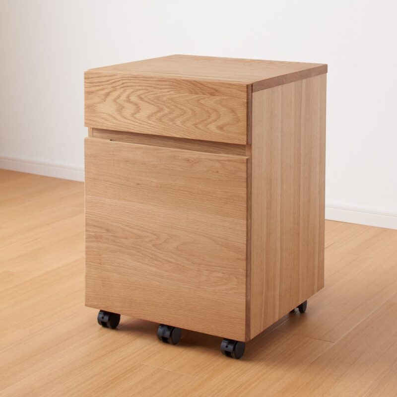 無印良品が足元棚付の「オーク無垢材デスク」発売！従来型と比較して