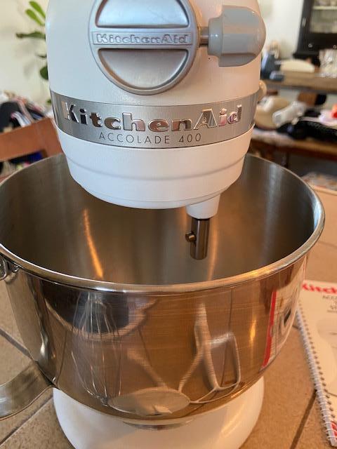 KITCHEN AID Accolade 400 Tilt-Head Stand Mixer | EstateSales.org