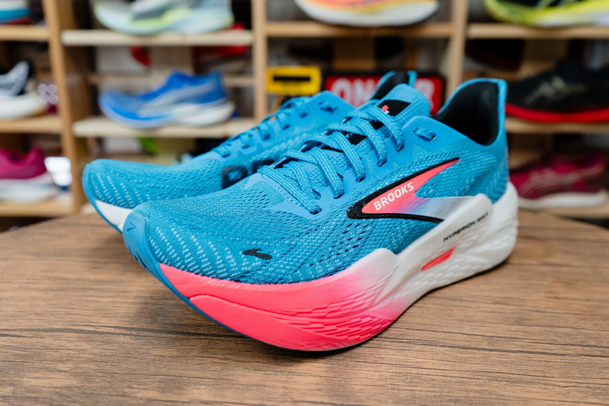 ブルックス】樹脂プレート搭載で生まれ変わった『ハイペリオン