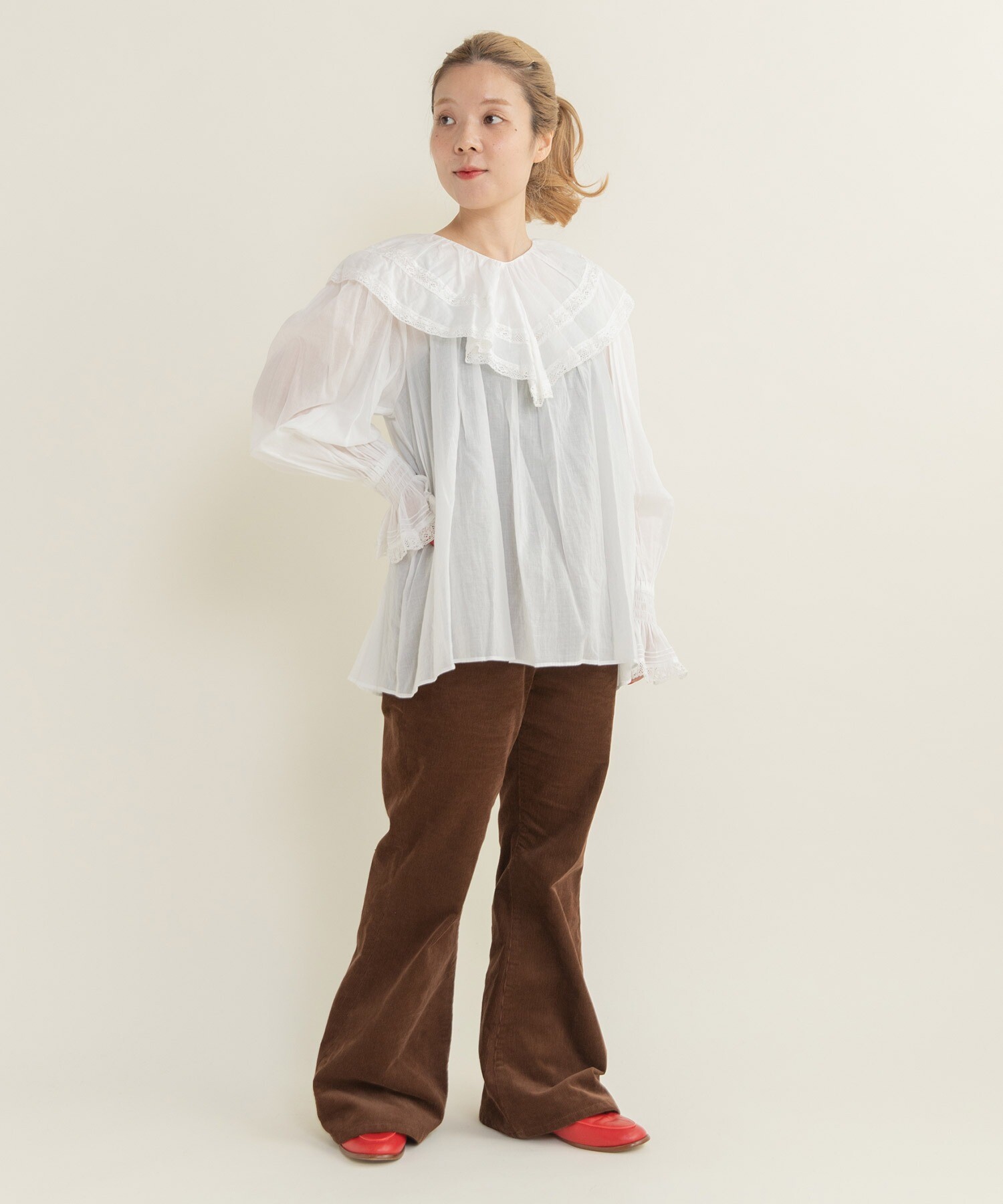 80ボイルレース ピンタックラッフルケープ襟ブラウス