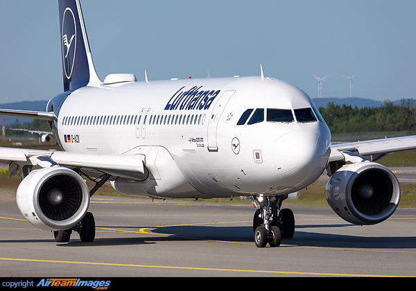 Airbus A320-214 Lufthansa D-AIZX - AirTeamImages.com