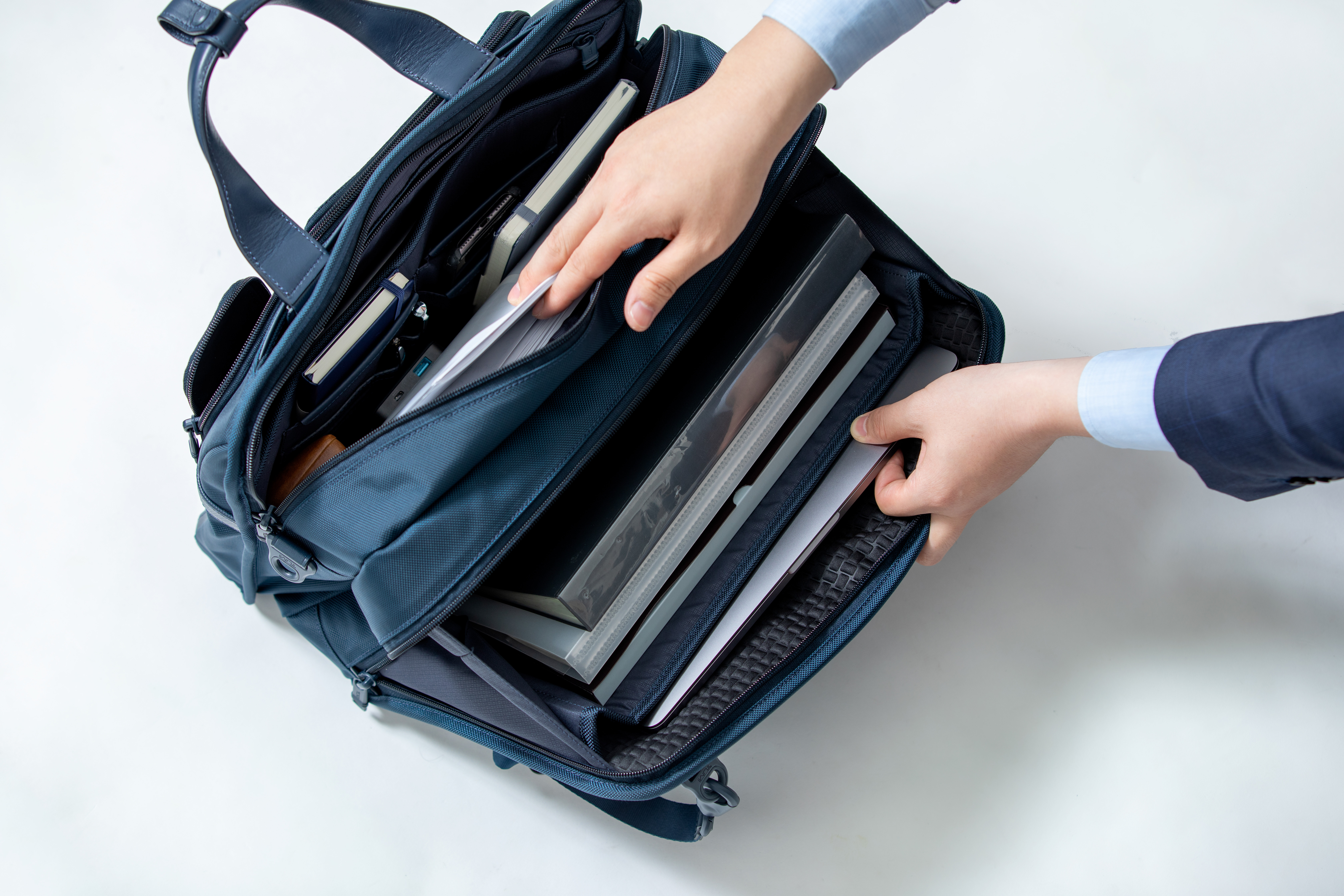 ビジネスマンのためのマスターピース SHIPS別注のTUMIシリーズ SHIPS