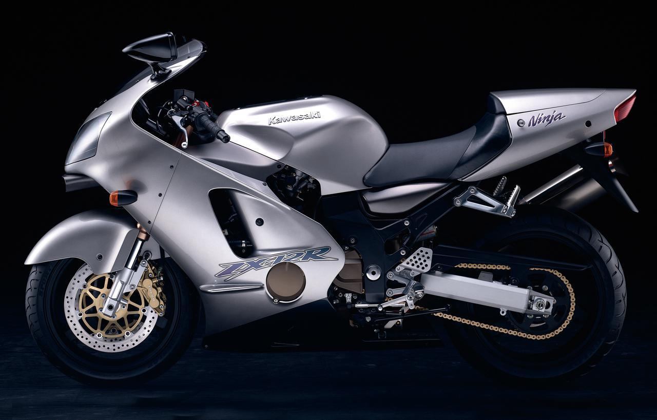 カワサキ「Ninja ZX-12R」の歴史を解説｜最速を称号を争ったメガ