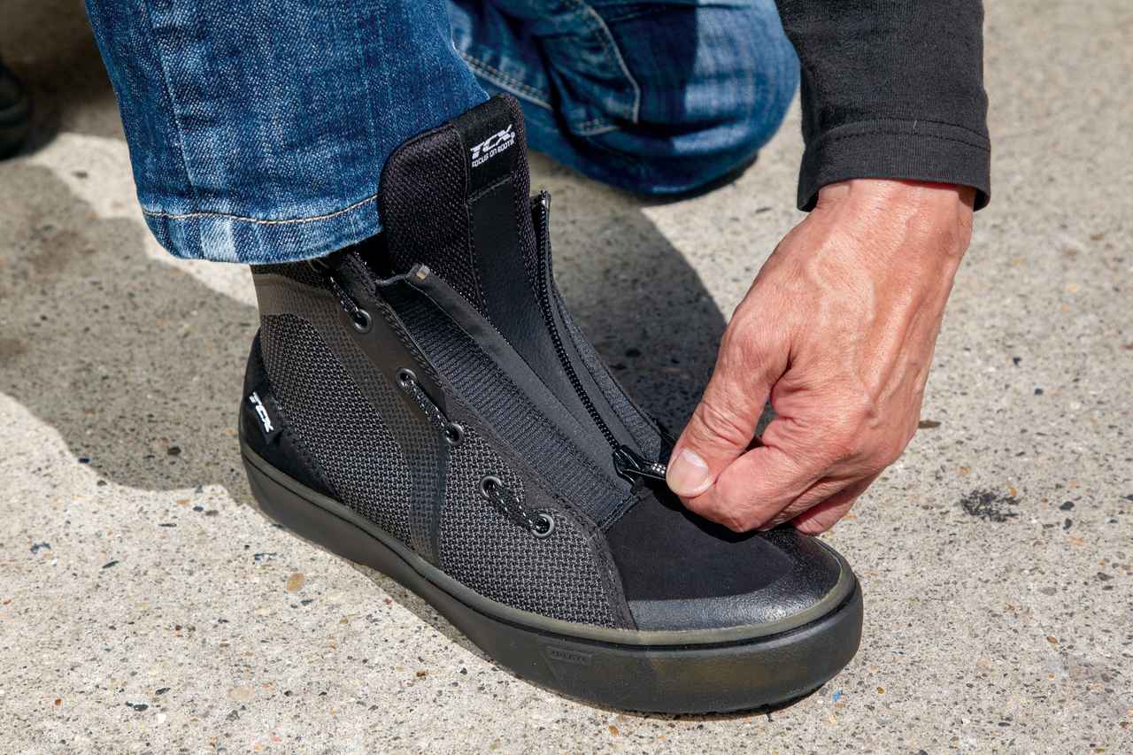 バイク用シューズは蒸れる”という人におすすめ！ 通気性・安全性