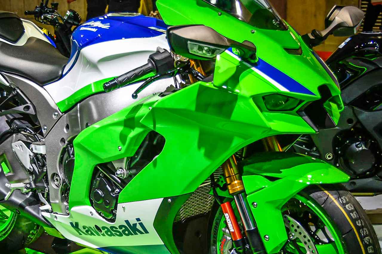 Ninja40周年記念のZXシリーズが続々登場｜ZXRカラーのアニバーサリー