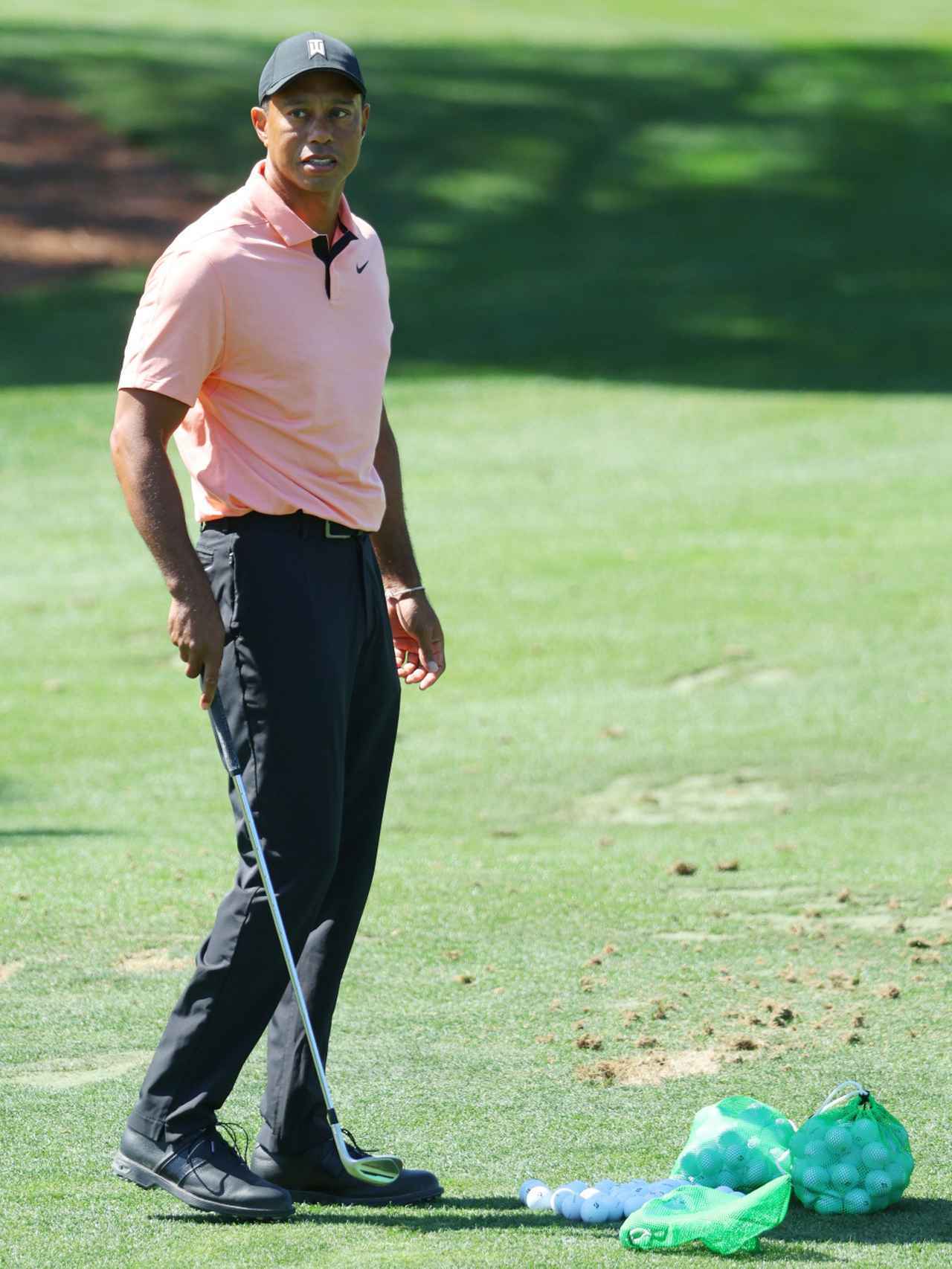 オーガスタに姿を見せたタイガー・ウッズ。その足元には「フットジョイ