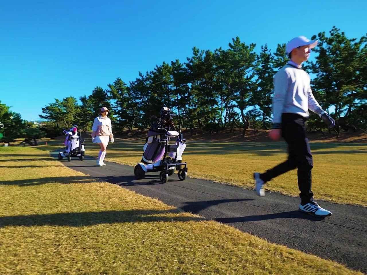 手引きカートのゴルフに革命? AIロボットがゴルフバッグを自動搬送、手