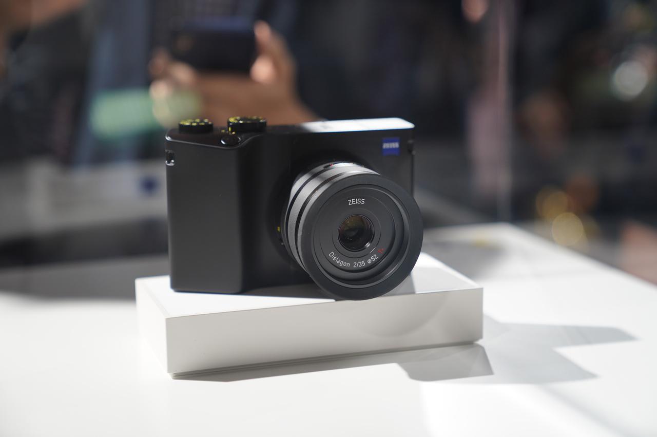 カールツァイスはフルサイズセンサー、35mmF2レンズ搭載の 「ZX1」を