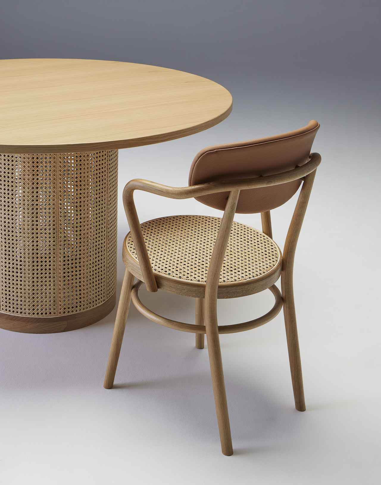 美しい木の丸テーブル。 秋田木工、飛騨産業、天童木工ほか 日本の職人