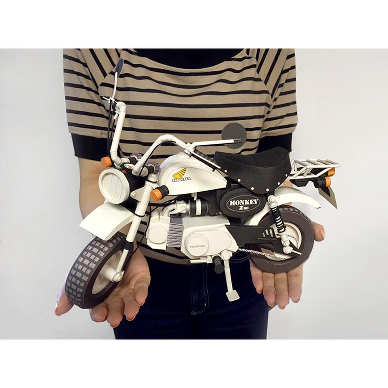 ガレージに紛れ込ませたい！ 原寸サイズの約5分の1。ホンダモンキーの