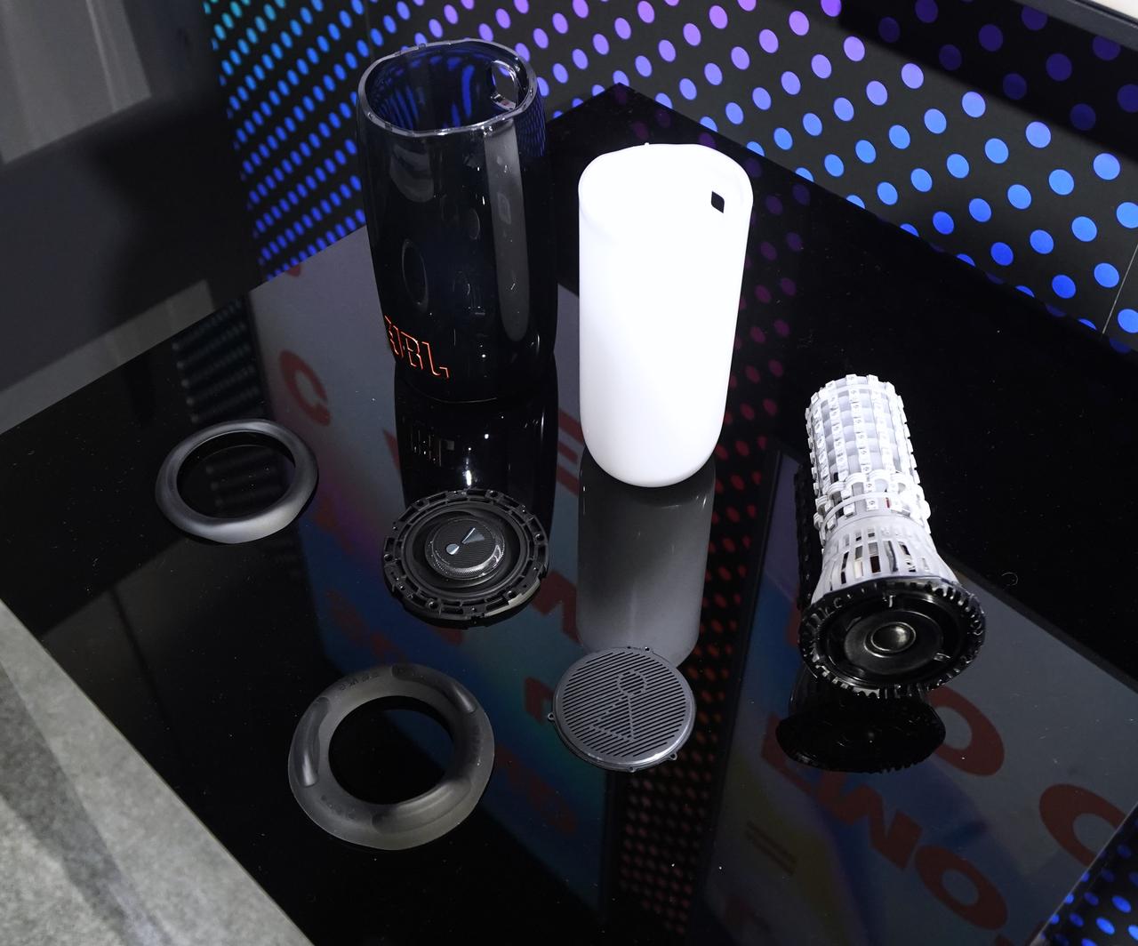 JBL、低音再現とライティング性能をアップさせたBluetoothスピーカー