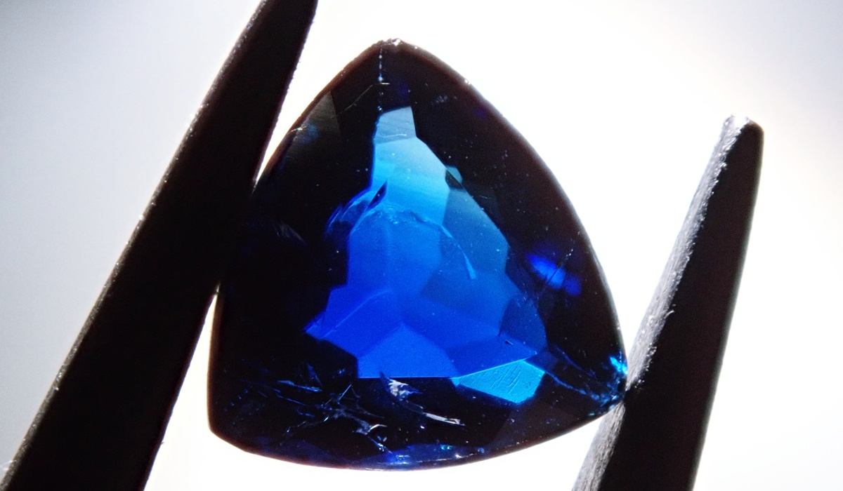 天藍石ラズーライト（ラズライト）ってどんな宝石？青金石と何が違う